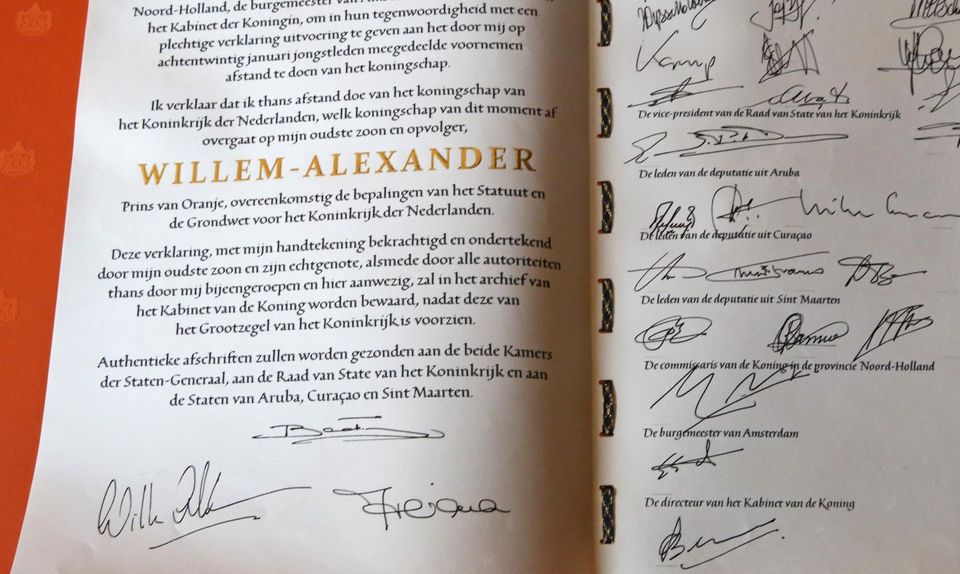Abdankung: Die unterschriebene Abdankungsurkunde, die Willem-Alexander zum König der Niederlande macht. Die unterschriebene Abdankungsurkunde, die Willem-Alexander zum König der Niederlande macht.