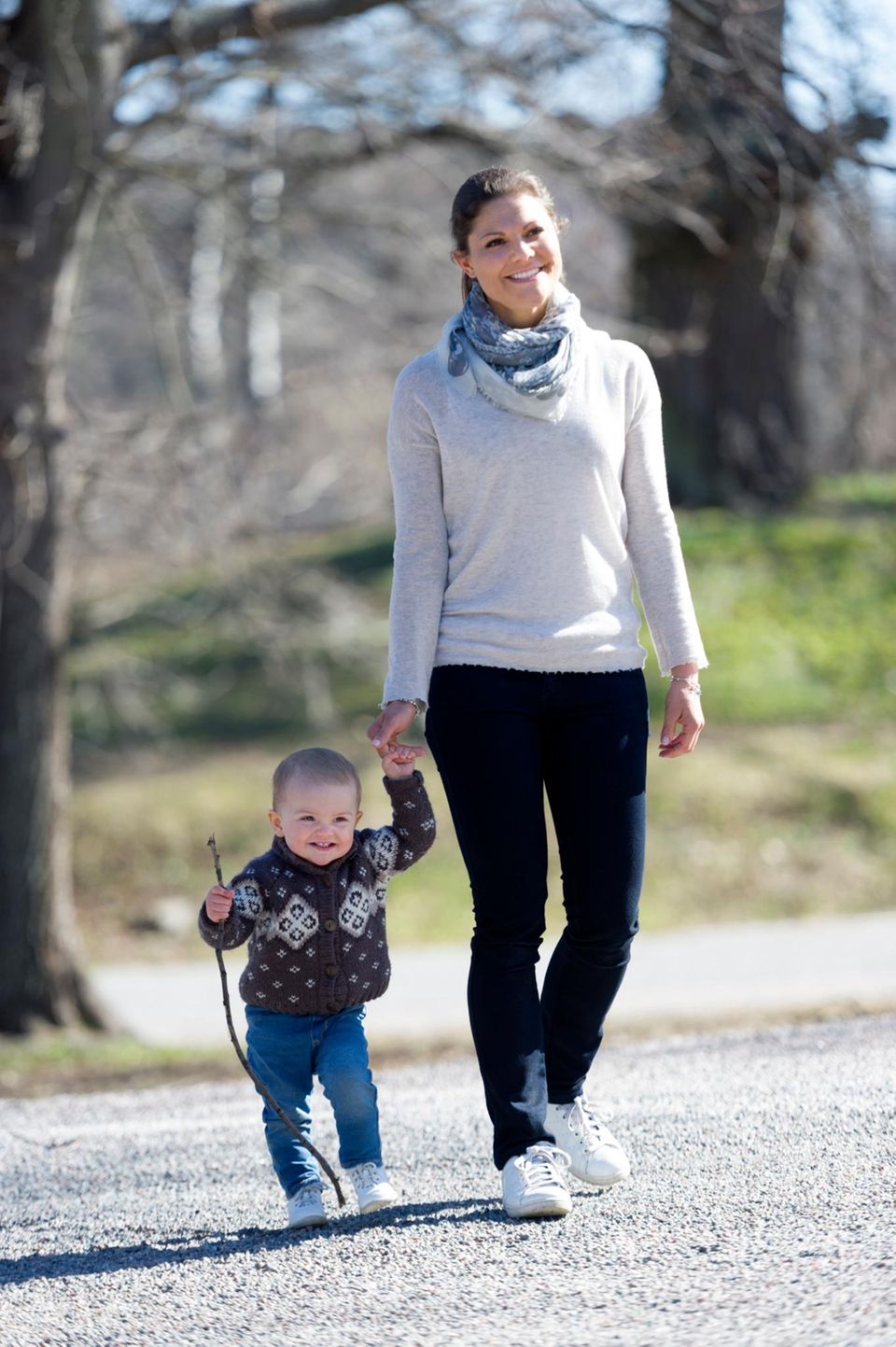 Prinzessin Victoria spaziert mit der kleinen Estelle im Park Haga in Stockholm.