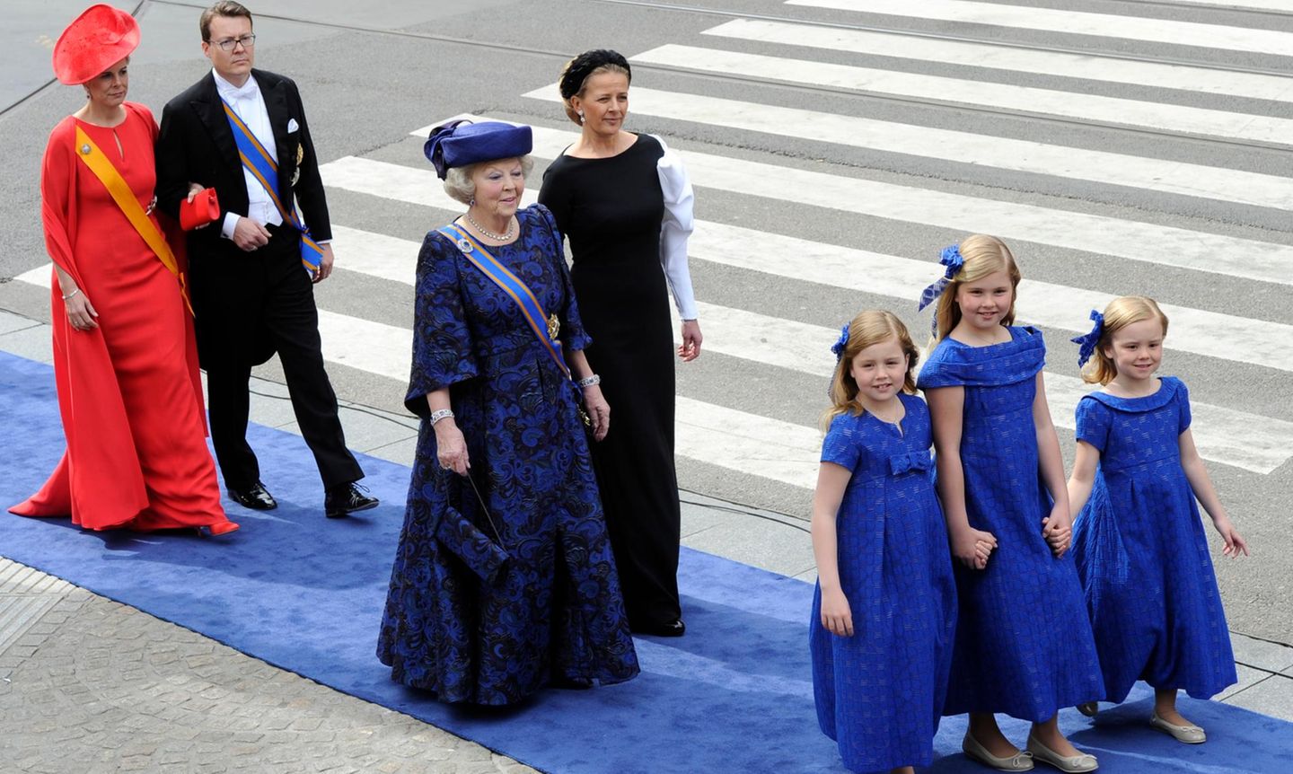 Neue Reihenfolge: Nun dürfen die Prinzessinen-Töchter des neuen Königs, angeführt von der neuen Prinzessin von Oranien, vor ihrer Großmutter - Prinzessin Beatrix der Niederlande - Räume betreten und verlassen. Nächste in der neuen Reihung: Prinz Constantijn und seine Frau Prinzessin Larentien. Beatrix wird hier noch begleitet von Prinzessin Mabel, der Frau von Prinz Friso, der aber nicht mehr Teil der Thronfolge ist.
