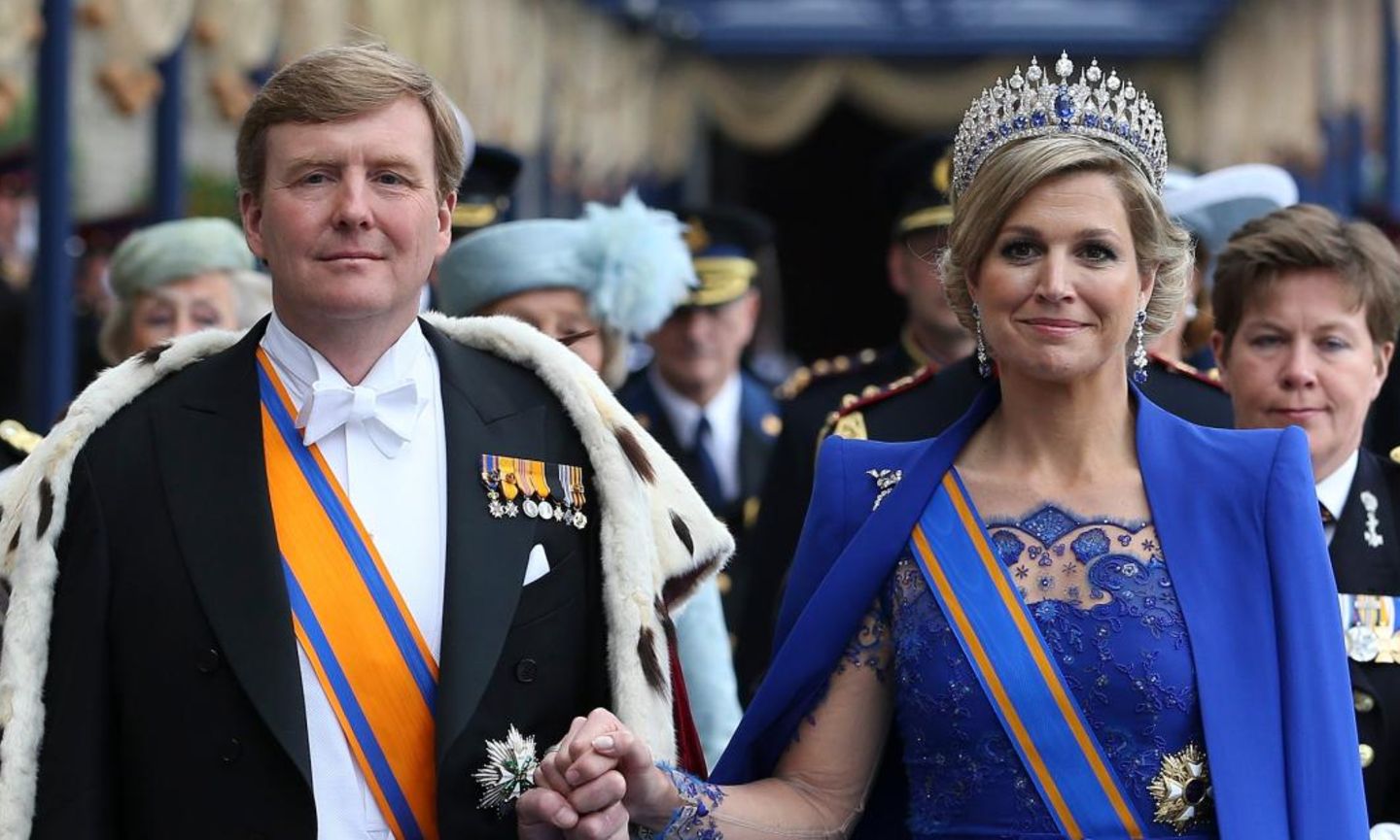 König Willem-Alexander und Königin Máxima verlassen die Nieuwe Kerk nach der Huldigung.