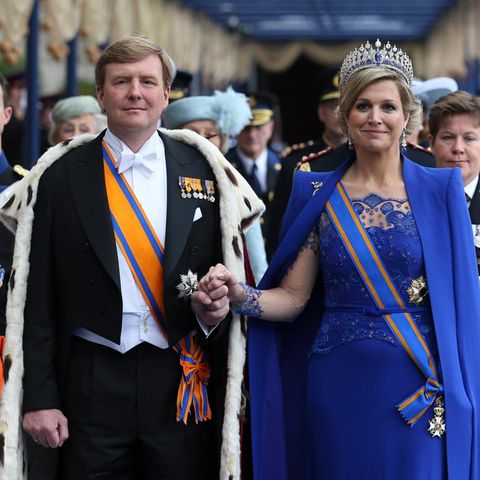 König Willem-Alexander und Königin Máxima verlassen die Nieuwe Kerk nach der Huldigung.