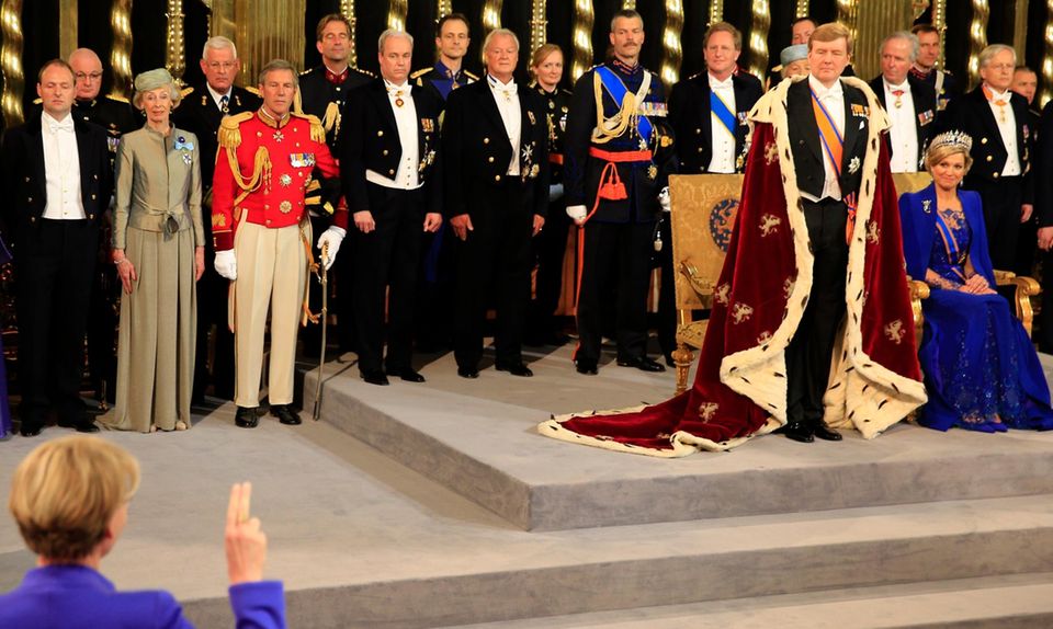 Mitglieder des Staatsrates und der niederländischen Ünberseeterritorien schwören und huldigen König Willem-Alexander.