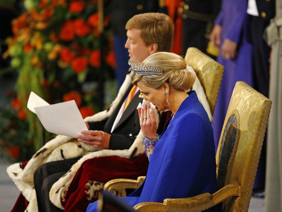 Rückblick: Während der Rede von König Willem-Alexander in der Huldigungszeremonie muss Königin Máxima schon ein bisschen Schluchzen. Während der Rede von König Willem-Alexander in der Huldigungszeremonie muss Königin Máxima schon ein bisschen Schluchzen.