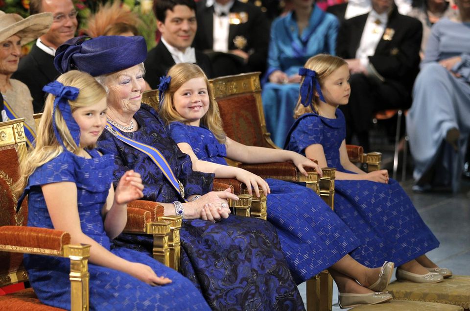 Rückblick: Prinzessin Beatrix scherzte mit ihren drei Enkelinnen herum und sorgte damit für schöne Fotomomente. In einer so gelösten und lockeren Stimmung erlebte man die 75-Jährige in ihrer Amstzeit nicht häufig. Prinzessinnen unter sich: Amalia, Beatrix und Alexia lachen miteinander. Ariane schaut dem Geschehen zu.