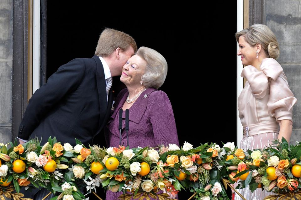 Rückblick: König Willem-Alexander dankt seine Mutter mit einem Kuss. König Willem-Alexander dankt seine Mutter mit einem Kuss.