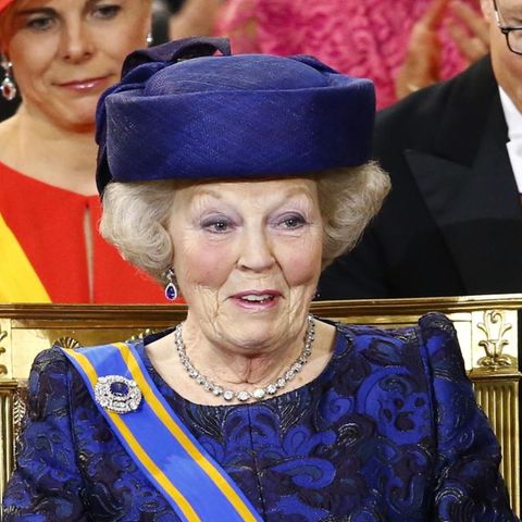 Die frischgebackene Prinzessin Beatrix, ehemals Königin, kann während der religiösen Huldigungszeremoie in der Nieuwe Kerk die Tränen nicht ganz zurückhalten.
