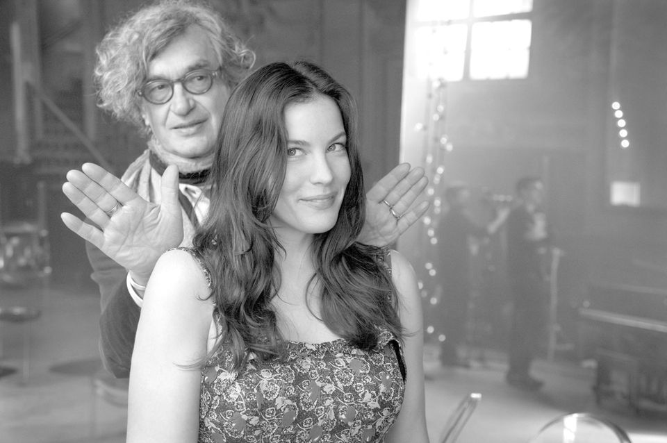 Liv Tyler: Wim Wenders und Liv Tyler beim Dreh für "Magnum" im Berliner Tanzlokal "Clärchens Ballhaus". Der Kurzfilm wird im Internet und im Kino zu sehen sein. Wim Wenders und Liv Tyler beim Dreh für "Magnum" im Berliner Tanzlokal "Clärchens Ballhaus". Der Kurzfilm wird im Internet und im Kino zu sehen sein.