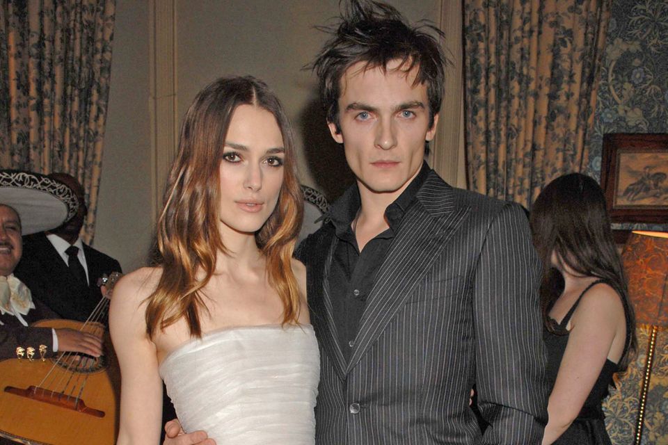 Keira Knightley und ihr damaliger Freund Rupert Friend bei einem Dinner der BAFTA Awards 2008. Der Mann ist gegangen, das Rodarte-Kleid geblieben.