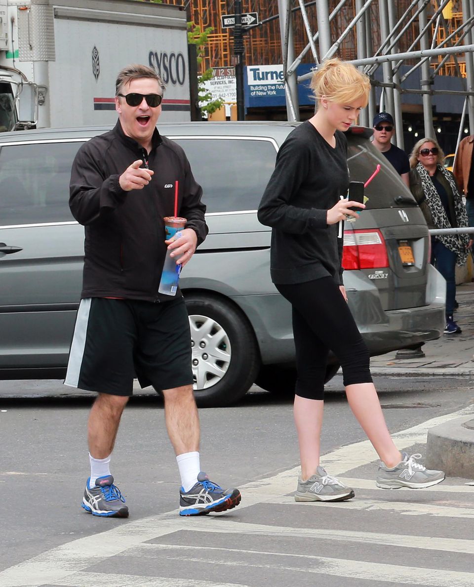 Alec Baldwin + Rosie O'Donnell: Als Alec Baldwin die Talkmasterin Rosie O'Donnell in New York auf der Straße entdeckt, ist er überrascht und erfreut zugleich. Neben ihm läuft seine Tochter Ireland. Als Alec Baldwin die Talkmasterin Rosie O'Donnell New York, auf der Straße entdeckt, ist er überrascht und erfreut zugleich.