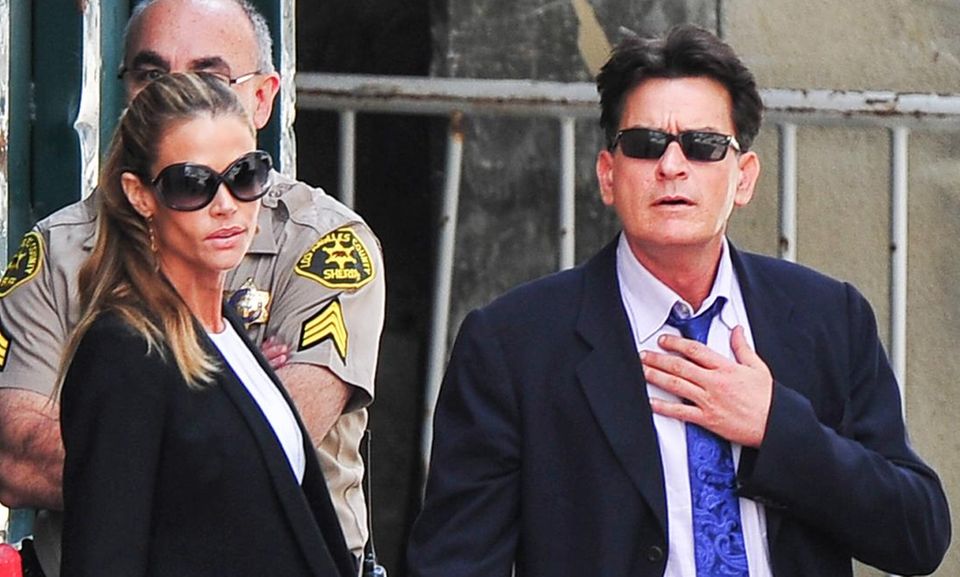 Denise Richards und Charlie Sheen erscheinen gemeinsam vor Gericht, um das Sorgerrecht für Charlies Kinder mit Brooke Mueller zu klären.