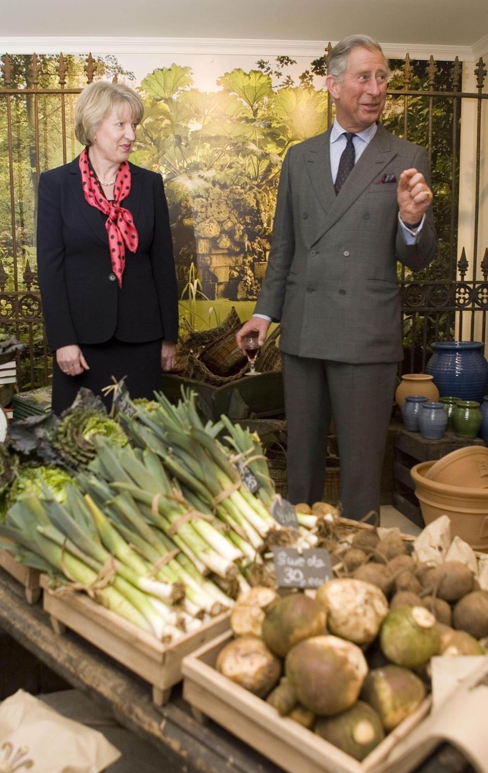 Prinz Charles: Der "Veg Shed"-Laden musste schließen, aber Prinz Charles und seine Firma haben noch andere, gut gehende Läden. Hier eröffnet der Prinz 2008 einen der "Highgrove"-Shops und wirft ein Blick auf das Angebot. Der "Veg Shed"-Laden musste schließen, aber Prinz Charles und seine Firma haben noch andere, gut gehende Läden. Hier eröffnet der Prinz 2008 einen der "Highgrove"-Shops und wirft ein Blick auf das Angebot.