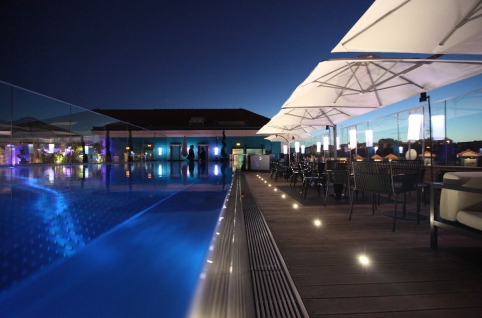Romantisch: Am Abend lädt die Terrasse am Pool zum Sundowner.