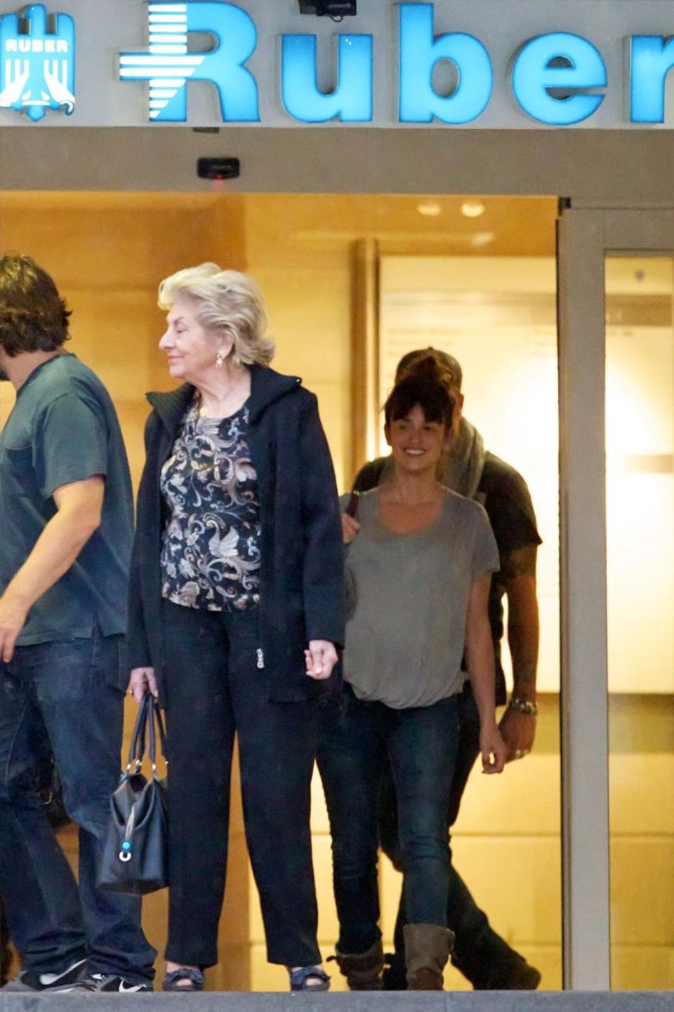 Glückliche Gesichter: Javier Bardem, Encarna Sánchez, Penélope Cruz und Eduardo Cruz haben den neuen Familienzuwachs im Krankenhaus besucht. Glückliche Gesichter: Javier Bardem, Encarna Sánchez, Penélope Cruz und Eduardo Cruz haben den neuen Familienzuwachs im Krankenhaus besucht.