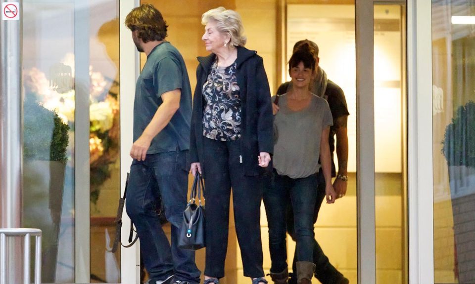 Glückliche Gesichter: Javier Bardem, Encarna Sánchez, Penélope Cruz und Eduardo Cruz haben den neuen Familienzuwachs im Krankenhaus besucht.