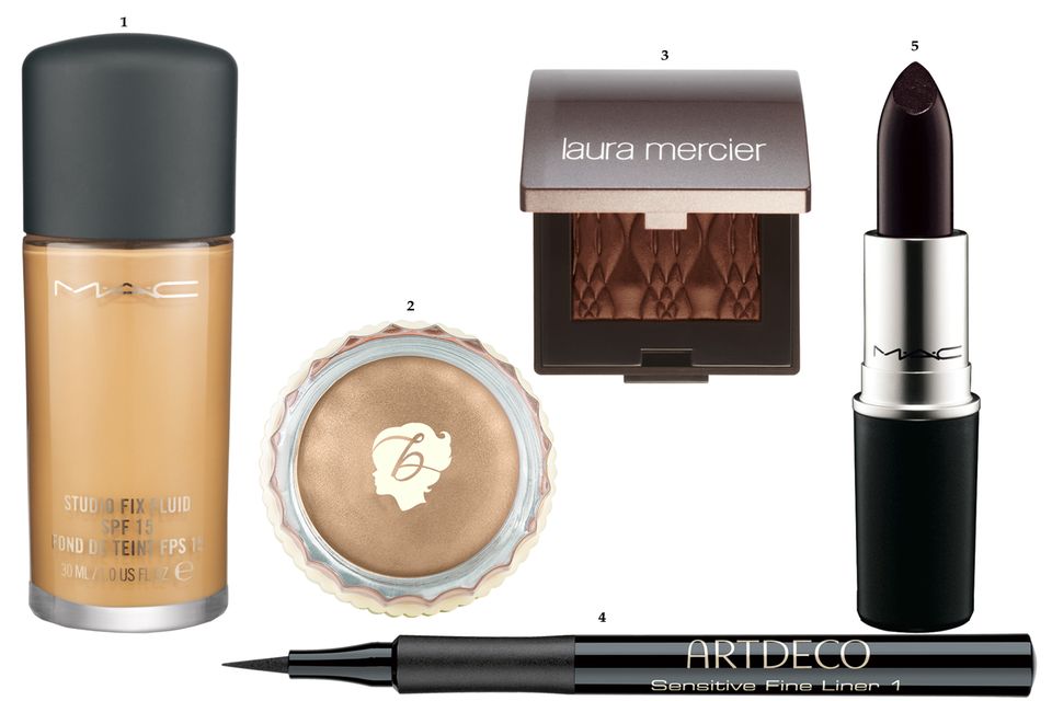 Make-up: 1. "Studio Fix Fluid SPF 15 – NC 20" von Mac, 30 ml, ca. 29 Euro; 2. "Creaseless Cream Shadow – Birthday Suit" von Benefit, ca. 19 Euro; 3. "Illuminating Eye Colour – Earth Glow" von Laura Mercier, ca. 27 Euro; 4. "Sensitive Fine Liner Nr. 1 – Black" von Artdeco, ca. 10 Euro; 5. "Cremesheen Lipstick – Hang-Up" von Mac, ca. 19 Euro 1. "Studio Fix Fluid SPF 15 – NC 20" von Mac, 30 ml, ca. 29 Euro; 2. "Creaseless Cream Shadow – Birthday Suit" von Benefit, ca. 19 Euro; 3. "Illuminating Eye Colour – Earth Glow" von Laura Mercier, ca. 27 Euro; 4. "Sensitive Fine Liner Nr. 1 – Black" von Artdeco, ca. 10 Euro; 5. "Cremesheen Lipstick – Hang-Up" von Mac, ca. 19 Euro