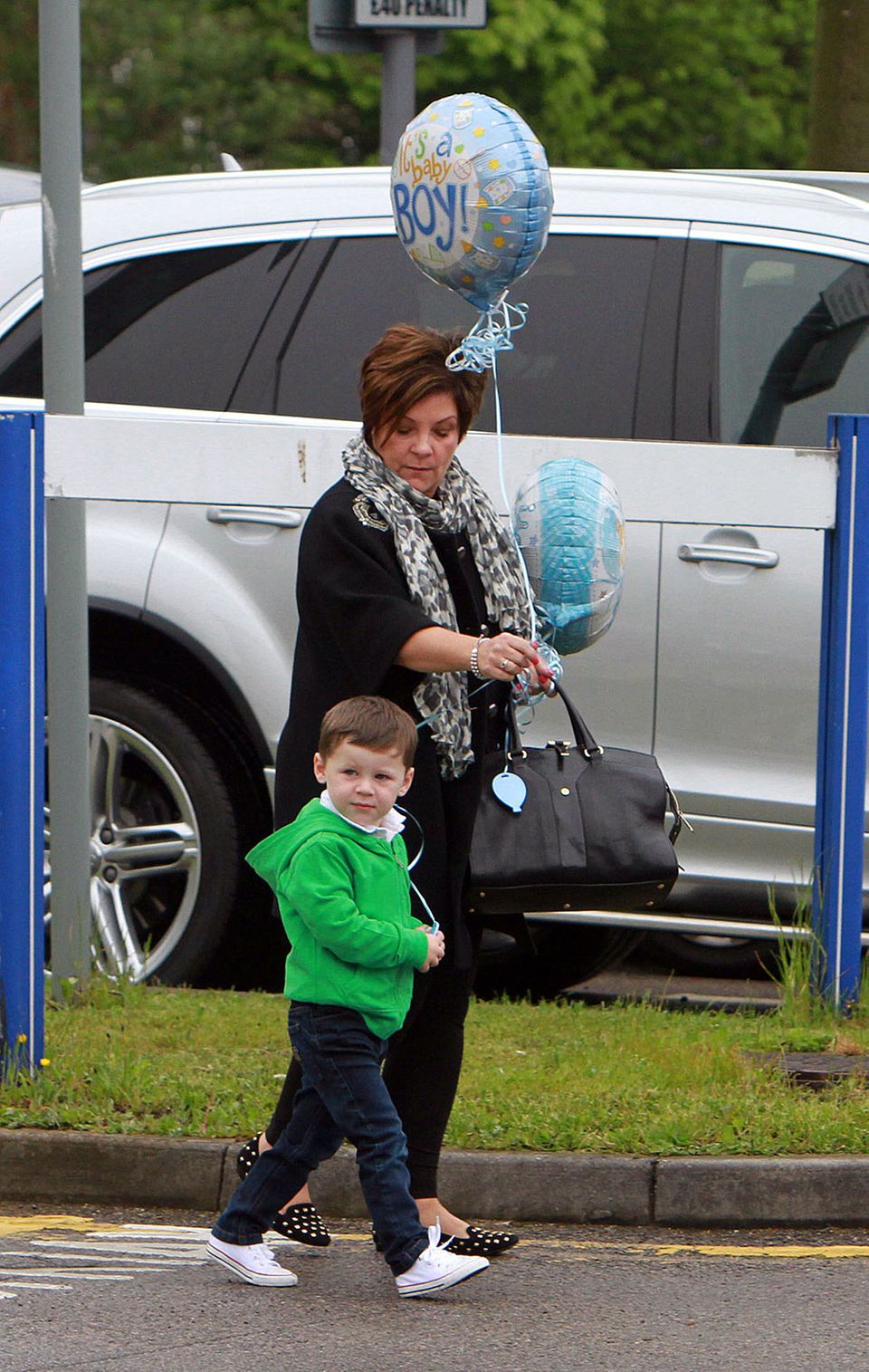 Coleen + Wayne Rooney: Kai Rooney ist mit Oma Colette McLoughlin auf dem Weg zu Mama Coleen ins Krankenhaus. Kai Rooney ist mit Oma Colette McLoughlin auf dem Weg zu Mama Coleen ins Krankenhaus.