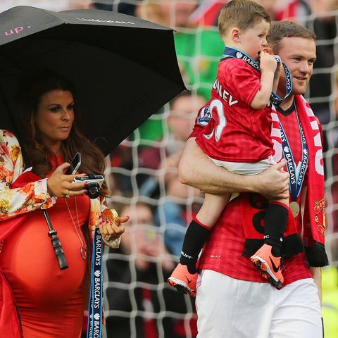 12. Mai 2013: Mit Sohn Kai auf dem Arm hat Wayne Rooney nach dem Spiel von Manchester United gegen Swandea offenbar keine Möglichkeit mehr, seiner hochschwangeren Frau Coleen den Schirm zu halten.
