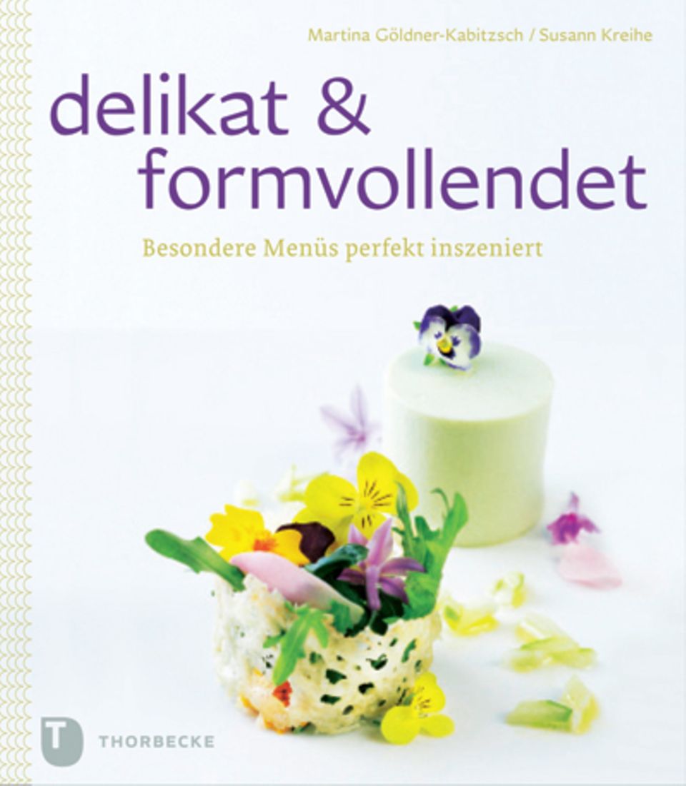 Salat: Die leidenschaftlichen Köchinnen Martina Göldner-Kabitzsch und Susann Kreihe laden zur Entdeckungsreise in die Welt außergewöhnlicher Rezepte. Es warten mit viel Liebe zum Detail angerichtete Speisen, die nicht nur schmecken, sondern auch sensationell aussehen. ("delikat & formvollendet", Thorbecke Verlag, 112 S., 29,99 Euro) Die leidenschaftlichen Köchinnen Martina Göldner-Kabitzsch und Susann Kreihe laden zur Entdeckungsreise in die Welt außergewöhnlicher Rezepte. Es warten mit viel Liebe zum Detail angerichtete Speisen, die nicht nur schmecken, sondern auch sensationell aussehen. ("delikat & formvollendet", Thorbecke Verlag, 112 S., 29,99 Euro)