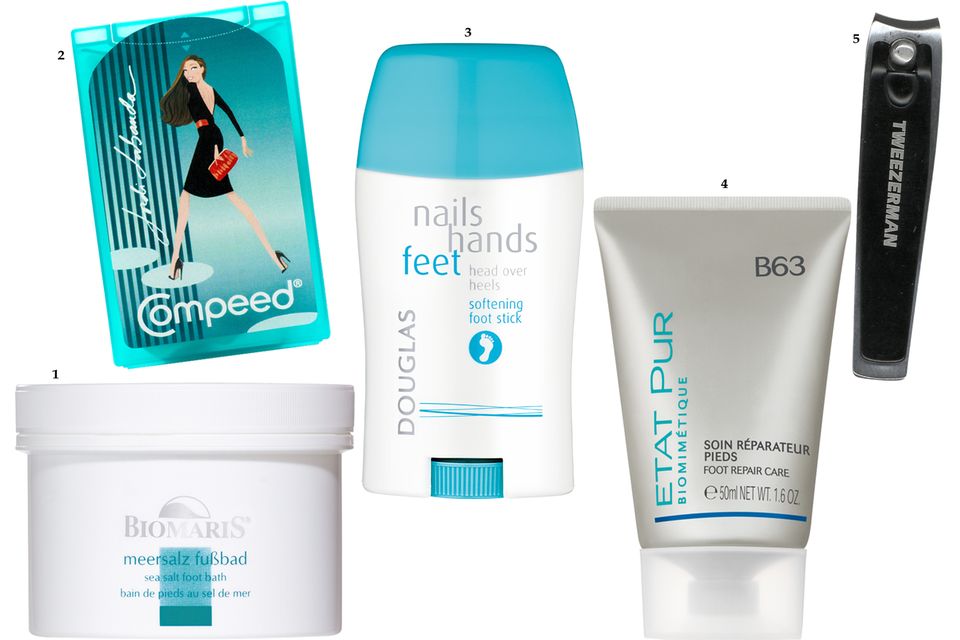 Fußpflege: 1. "Meersalz Fußbad" von Biomaris, 100 g, ca. 10 Euro; 2. "Blasenpflaster Jordi Labanda" von Compeed, vier Stück, ca. 7 Euro; 3. "Head over Heels" von Nails Hands Feet, 50 g, ca. 9 Euro, exklusiv bei Douglas; 4. "Reparierende Pflege - Füße" von Etat Pur, 50 ml, ca. 11 Euro; 5. "Deluxe Nail Clipper Set" von Tweezerman, im Zweierpack, ca. 13 Euro 1. "Meersalz Fußbad" von Biomaris, 100 g, ca. 10 Euro; 2. "Blasenpflaster Jordi Labanda" von Compeed, vier Stück, ca. 7 Euro; 3. "Head over Heels" von Nails Hands Feet, 50 g, ca. 9 Euro, exklusiv bei Douglas; 4. "Reparierende Pflege - Füße" von Etat Pur, 50 ml, ca. 11 Euro; 5. "Deluxe Nail Clipper Set" von Tweezerman, im Zweierpack, ca. 13 Euro