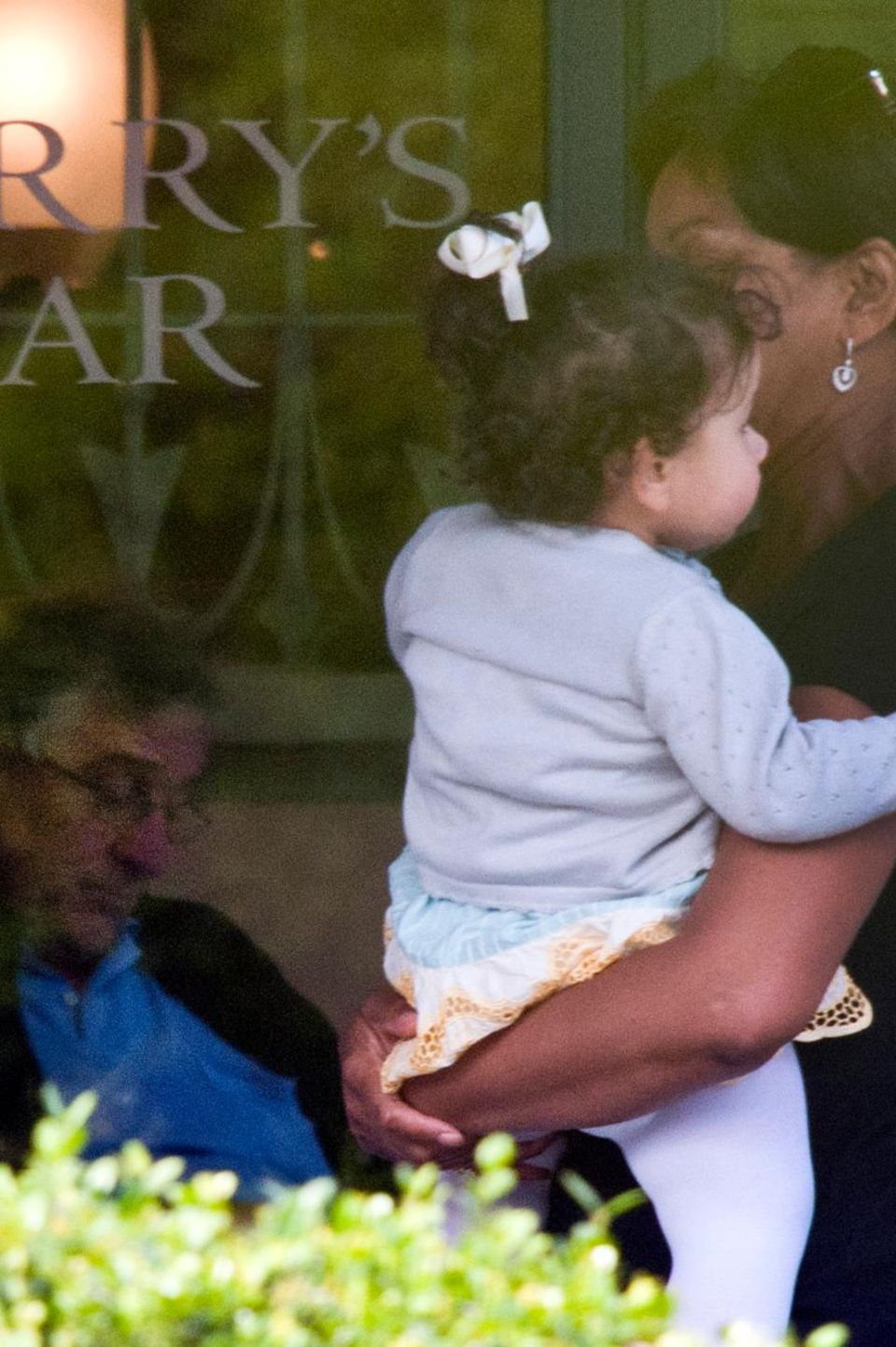 Während Robert de Niro noch in "Harrys Bar" entspannt, trägt seine Frau Grace Hightower die gemeinsame Tochter Helen Grace auf dem Arm. Während Robert de Niro noch in "Harrys Bar" entspannt, trägt seine Frau Grace Hightower die gemeinsame Tochter Helen Grace auf dem Arm.