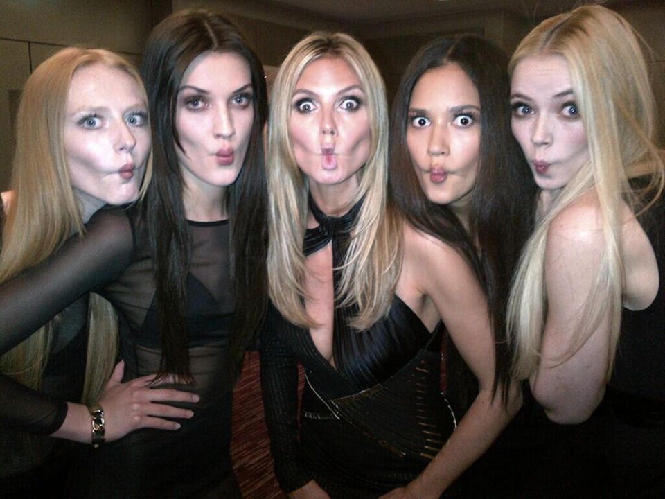 GNTM: Vor der Pressekonferenz machen Heidi und ihre "GNTM-Kandidatinnen Maike, Luise, Lovelyn und Sabrina (von links nach rechts) Fotos von sich. "Wir haben Spaß in Berlin", schreibt Heidi auf Twitter dazu. Vor der Pressekonferenz machen Heidi und ihre "GNTM-Kandidatinnen Fotos von sich. "Wir haben Spaß in Berlin", schreibt Heidi auf Twitter dazu.