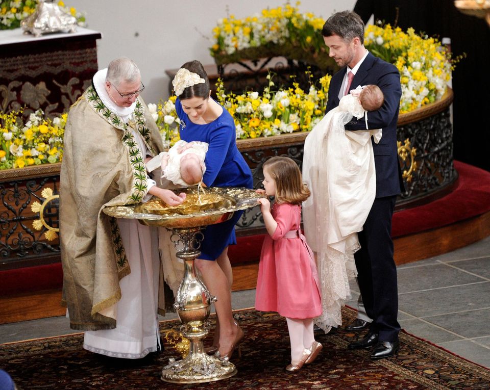 Prinzessin Mary, hier bei der Taufe ihrer beiden jüngsten Kinder im April 2011, konvertierte zur dänischen Volkskirche, ehe sie in die dänische Königsfamilie einheiratete.
