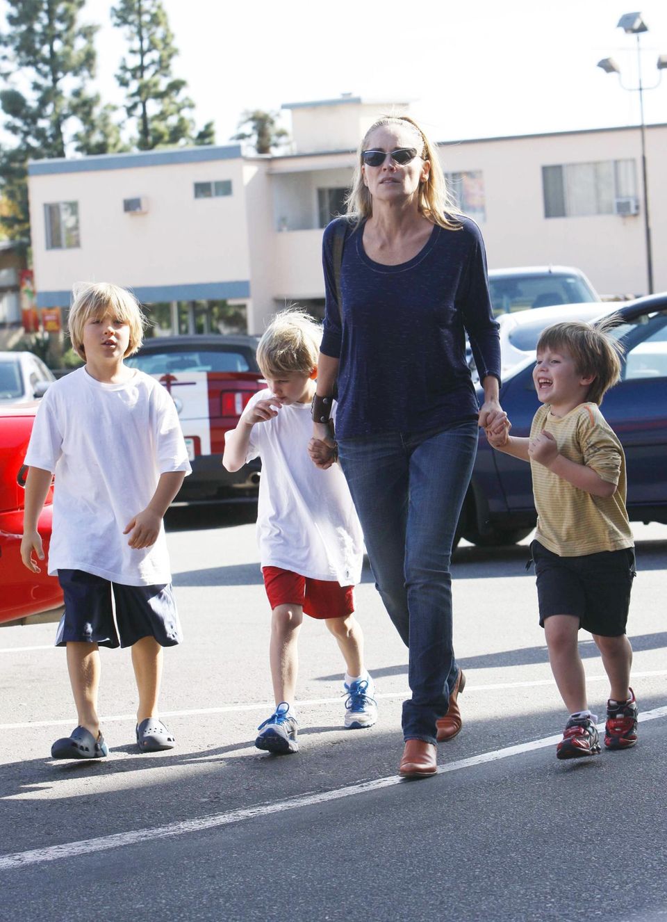 Ihre Fixpunkte: Sharon Stone mit den Adoptivsöhnen Roan, 12, Laird, 8, und Quinn, 6. "Sie aufwachsen zu sehen hat aus mir einen neuen Menschen gemacht", sagt sie.