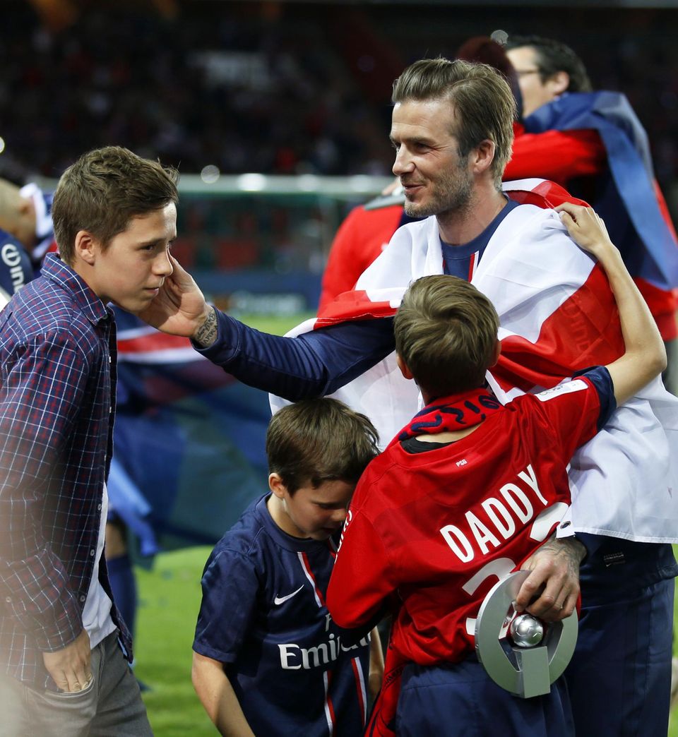 Sein ganzer Stolz: David Beckham liebt alle seine Kinder - in puncto Fußball setzt er aber in erster Linie auf Brooklyn. Bei seinem Abschied in Paris am Wochenende strich er ihm sanft über die Wange. Daneben Brooklyns Brüder Cruz, 8, und Romeo, 10.