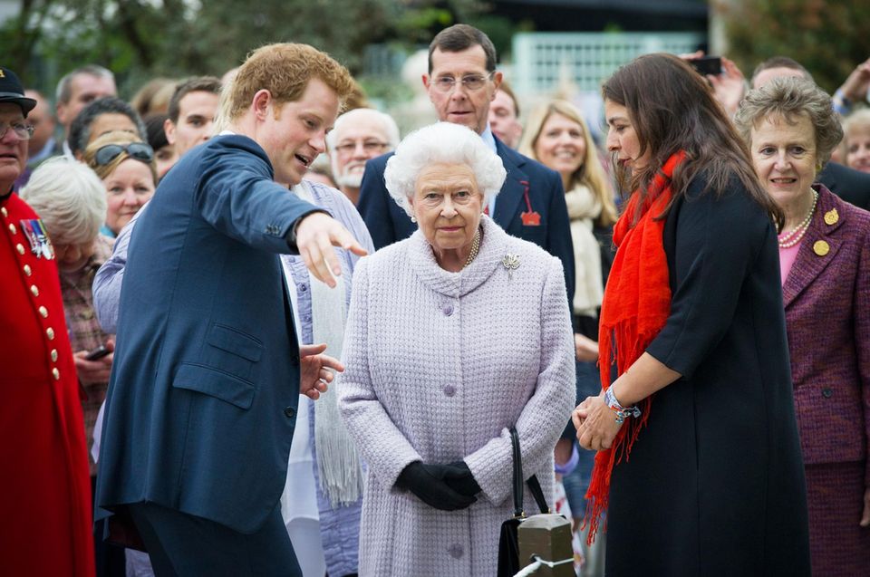 Stars und die Chelsea Flower Show: 100 Jahre Blütenzauber: Seit 1913 findet die edelste Gartenbau- und Blumenschau Großbritanniens vor dem Londoner Royal Hospital statt. Zwischen 150 000 und 350 000 Pfund kostet ein Showgarten heute - meist ist ein Gartenarchitekt im Auftrag eines Sponsors am Werk. Zur Blume des Jahres 2013 wurde die dornenlose Mahonien-Züchtung "Soft Caress" gekürt, die im Frühwinter blüht. Im nächsten Jahr läuft die Chelsea Flower Show vom 20. bis 24. Mai. Infos: www.rhs.org.uk 100 Jahre Blütenzauber: Seit 1913 findet die edelste Gartenbau-und Blumenschau Großbritanniens vor dem Londoner Royal Hospital statt. Zwischen 150000 und 350000 Pfund kostet ein Showgarten heute - meist ist ein Gartenarchitekt im Auftrag eines Sponsors am Werk. Zur Blume des Jahres 2013 wurde die dornenlose Mahonien-Züchtung "Soft Caress" gekürt, die im Frühwinter blüht. Im nächsten Jahr läuft die Chelsea Flower Show vom 20. bis 24. Mai. Infos: www.rhs.org.uk