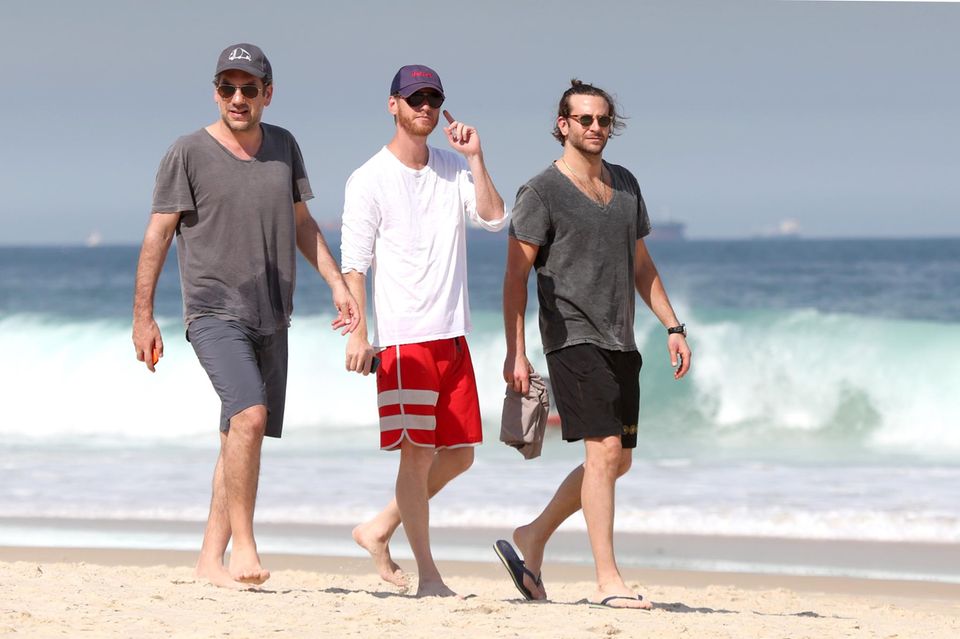 Hangover-Stars: Auch Bradley Cooper genießt die Sonne am Ipanema Strand. Er ist mit Regisseur Todd Phillips unterwegs. Auch Bradley Cooper genießt die Sonne am Ipanema Strand. Er ist mit Regisseur Todd Phillips unterwegs.