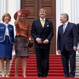 In Schloss Bellevue in Berlin heißen Bundespräsident Joachim Gauck und seine Frau Daniela Schadt den königlichen Besuch aus den Niederlanden herzlich willkommen.