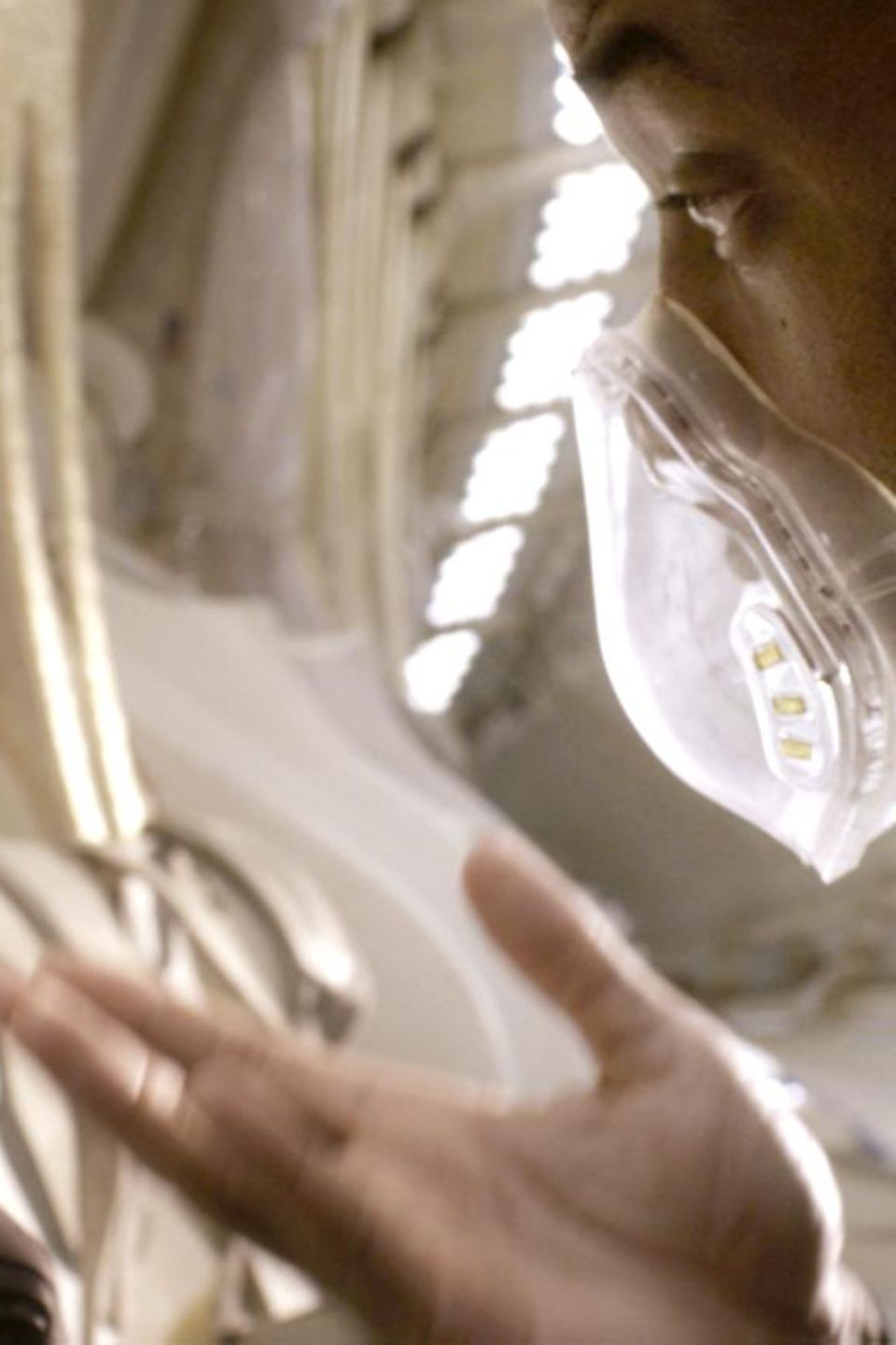 "After Earth" ist im Kern ein Familiendrama, in dem es um die Beziehung zwischen dem Offizier Cypher Raige (Will Smith, rechts) und seinem Sohn Kitai (Jaden Smith, links) geht. "After Earth" ist im Kern ein Familiendrama, in dem es um die Beziehung zwischen dem Offizier Cypher Raige (Will Smith, rechts) und seinem Sohn Kitai (Jaden Smith, links) geht.