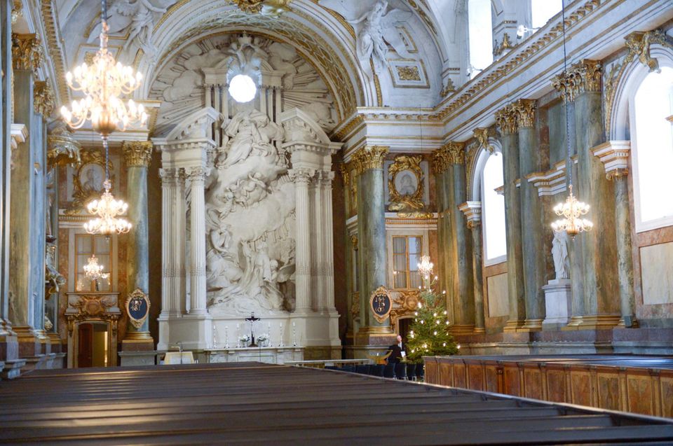 Prinzessin Madeleine: In der Schlosskapelle in Stockholm - hier eine Innenansicht - werden sich die Hochzeitsgäste von Prinzessin Madeleine und Christopher O'Neill am Samstag Nachmittag versammeln. In der Schlosskapelle in Stockholm - hier eine Innenansicht - werden sich die Hochzeitsgäste von Prinzessin Madeleine und Christopher O'Neill am Samstag Nachmittag versammeln.