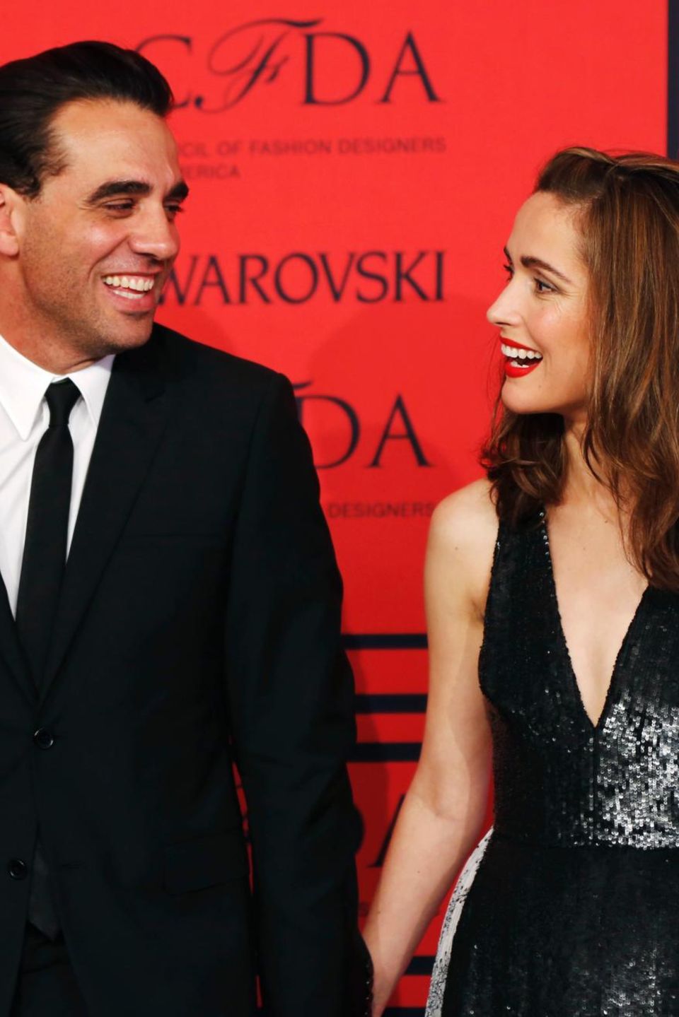 Bobby Cannavale und Rose Byrne zeigten sich bei den "CFDA Fashion Awards" gut gelaunt auf dem roten Teppich. Bobby Cannavale und Rose Byrne zeigten sich bei den "CFDA Fashion Awards" gut gelaunt auf dem roten Teppich.