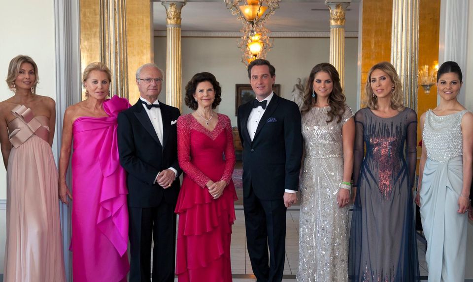 Gemeinsam mit der der Mutter (2.v.l) und den Schwestern des Bräutigams posierte die schwedische Königsfamilie noch für ein offizielles Dinner-Foto.