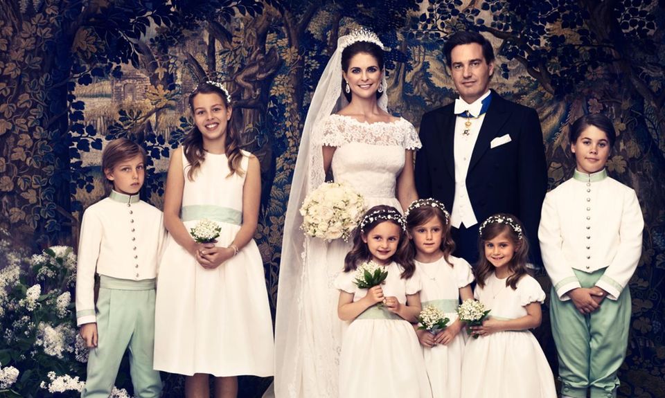Dieses offizielle Bild zur Hochzeit zeigt Prinzessin Madeleine und Christopher O'Neill mit den Blumenkindern: Louis und Chiara Abensperg und Traun, Lillie von Horn, die Zwillingsschwestern Annais und Chloe Sommerlath sowie Jasper D'Abo.