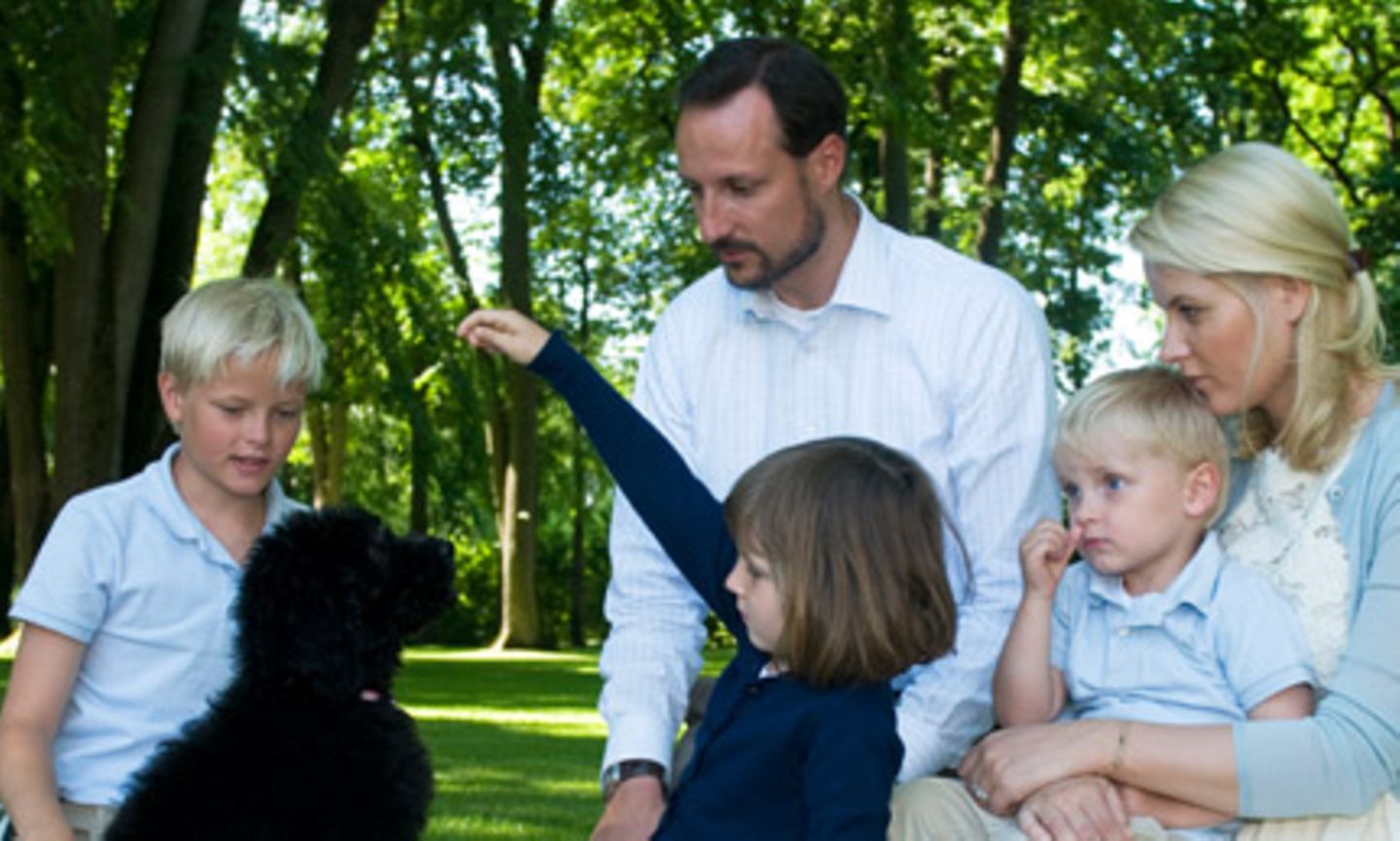 Im Jahr 2009 entstand dieses Bild der norwegischen Kronprinzenfamilie mit ihrem neuen Hund "Milly Kakao", einem Labradoodle, der von den Kindern sofort heiß geliebt wurde und seitdem immer mal wieder auf Bildern der Königsfamilie in ihrer Freizeit zu sehen ist.