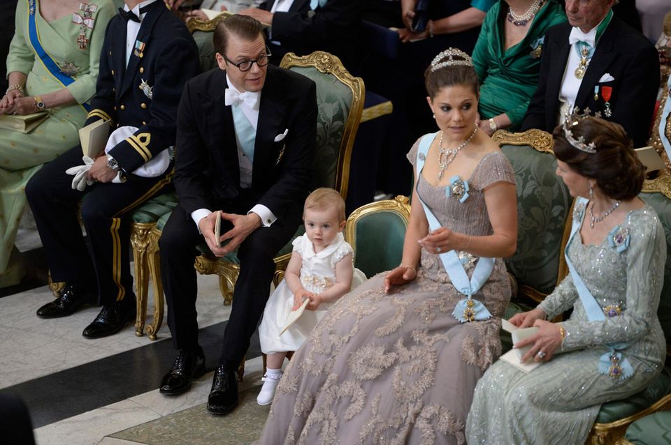Ministuhl für eine kleine Prinzessin. Estelle benimmt sich während des Gottesdienstes mustergültig.