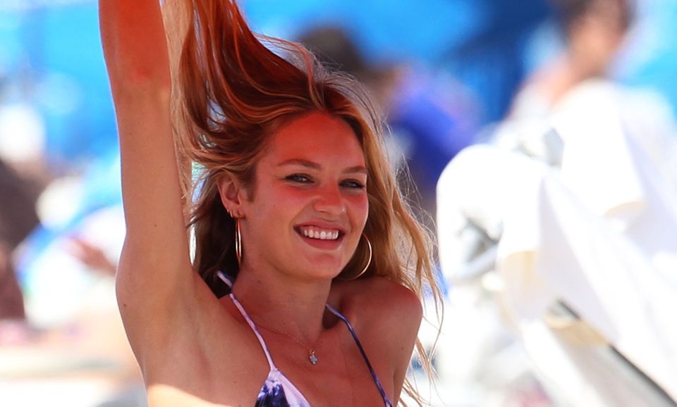Doutzens Kollegin Candice Swanepoel räkelt sich in einem blau-weißen Batik-Bikini auf einer Strandliege, ebenfalls in Miami Beach.