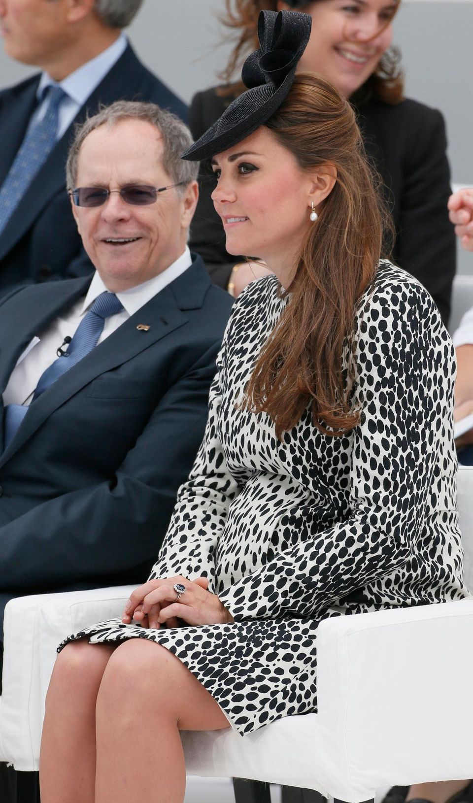 Sichtbar rund und ein bisschen erschöpft sitzt Herzogin Catherine während der Schiffstaufe-Zeremonie auf ihrem Platz.
