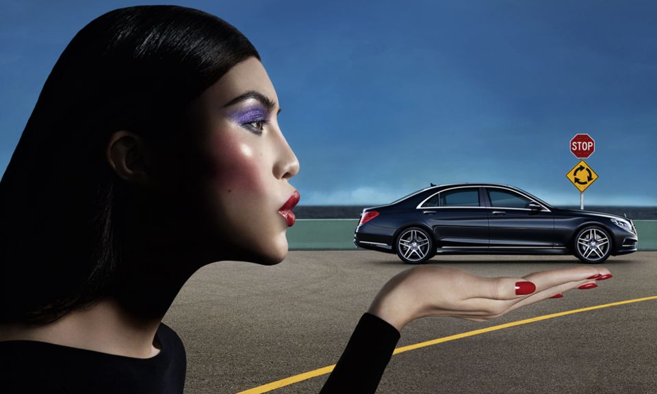 Zeitlos schön und elegant: Sui He küsst die neue Mercedes Benz S-Klasse. Die Kampagne wurde von der ehemaligen Chefredakteurin der französischen Vogue, Carine Roitfeld, gestaltet.