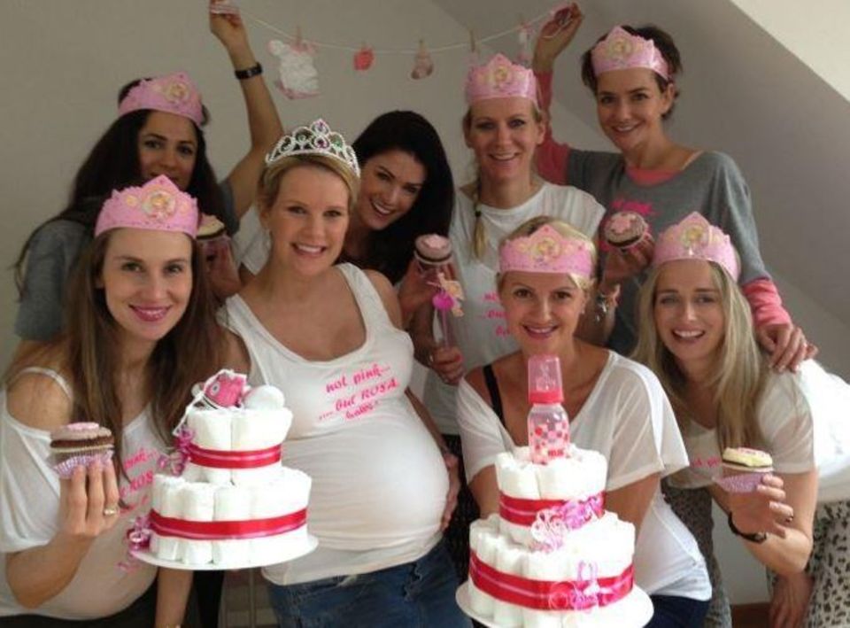 "Not pink, but ROSA, Baby": Der Name von Monica Ivancans Tochter stand wohl schon bei der Babyparty mit ihren Freundinnen im April fest.