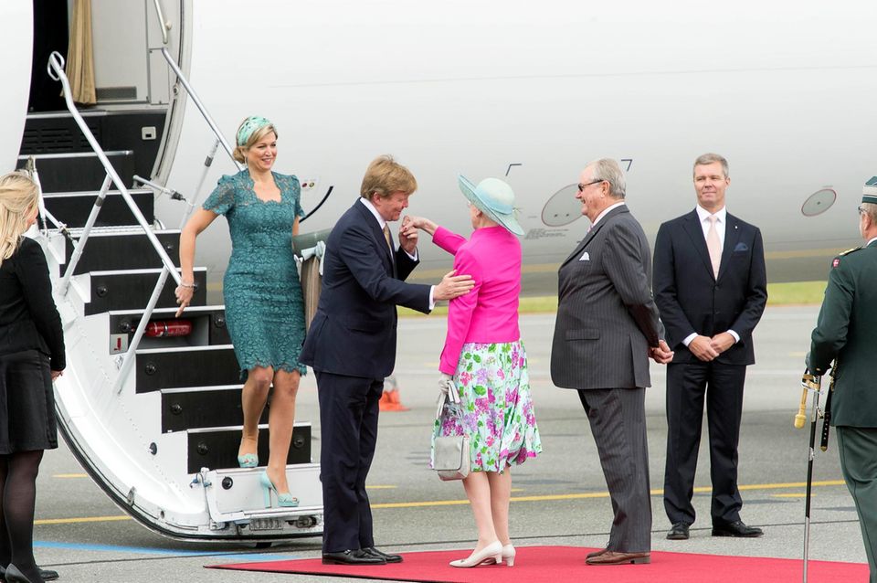 Prinzessin Beatrix: Nach der Reise durch die Provinzen geht der Terminmarathon weiter: Am 25. Juni flogen König Willem-Alexander und Köngin Máxima zum Antrittsbesuch nach Dänemark. Königin Margrethe und Prinz Henrik empfingen die beiden am Flughafen. Nach der Reise durch die Provinzen geht der Terminmarathon weiter: Am 25. Juni flogen König Willem-Alexander und Köngin Máxima zum Antrittsbesuch nach Dänemark. Königin Margrethe und Prinz Henrik empfingen die beiden am Flughafen.