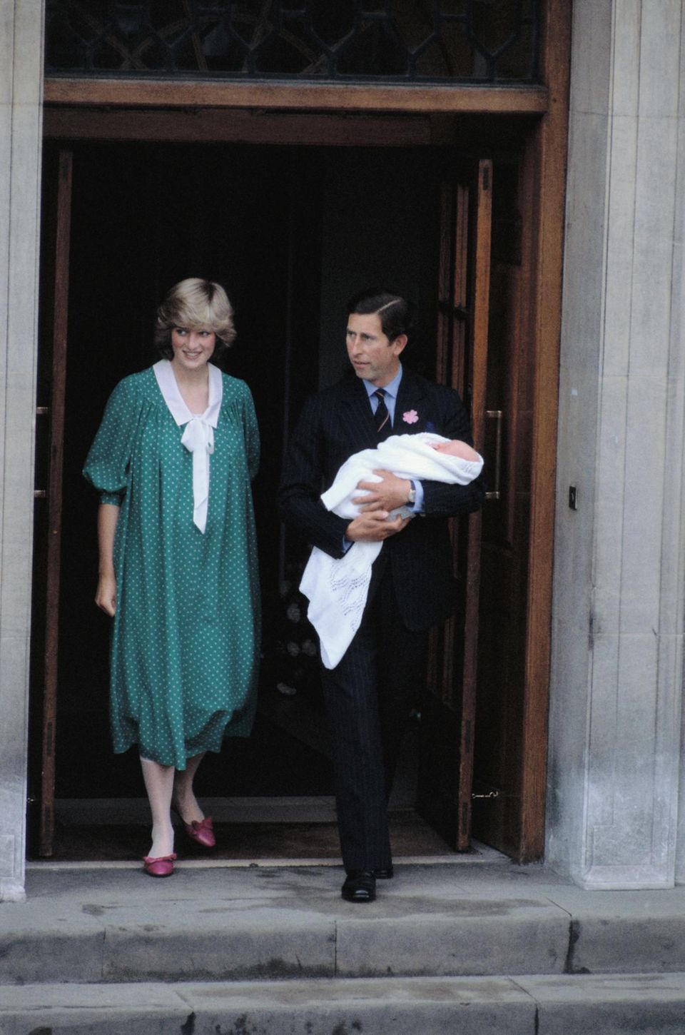 Vorbild Diana: Diana und Charles mit dem Baby am Tag nach der Geburt. William kam 1982 im "Lindo Wing", einer Privatstation, zur Welt. Wie Williams Mutter, die mit der Tradition brach, will auch Kate in einer Klinik entbinden.