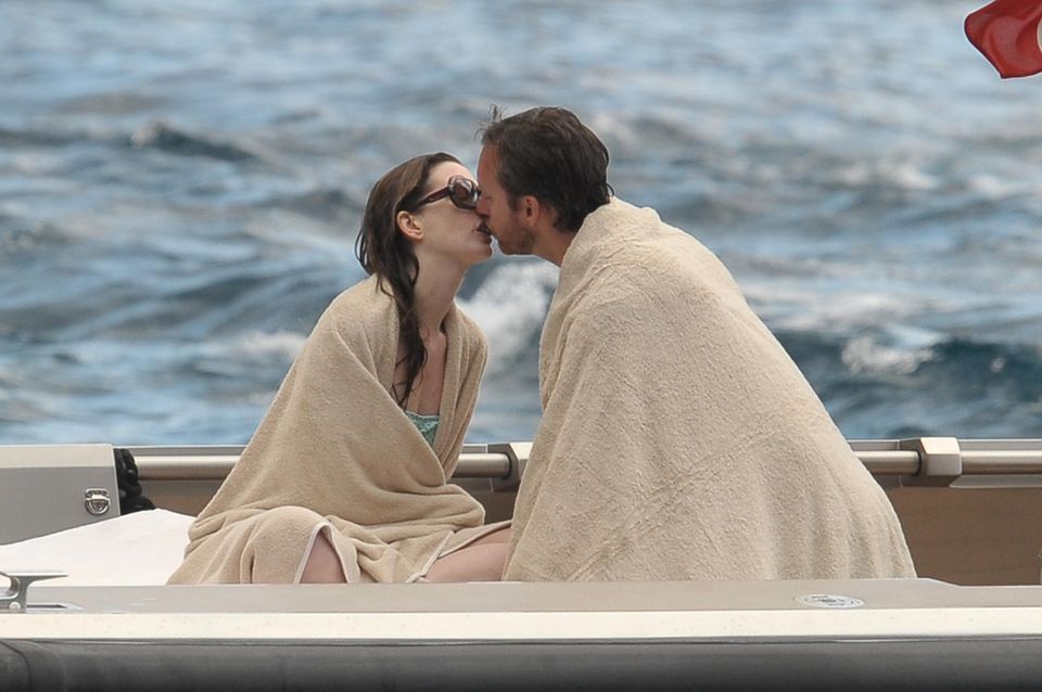 Jachturlauber: Anne Hathaway küsst ihren Mann Adam Shulman nach einem Bad im Meer. Anne Hathaway küsst ihren Mann Adam Shulman nach einem Bad im Meer.
