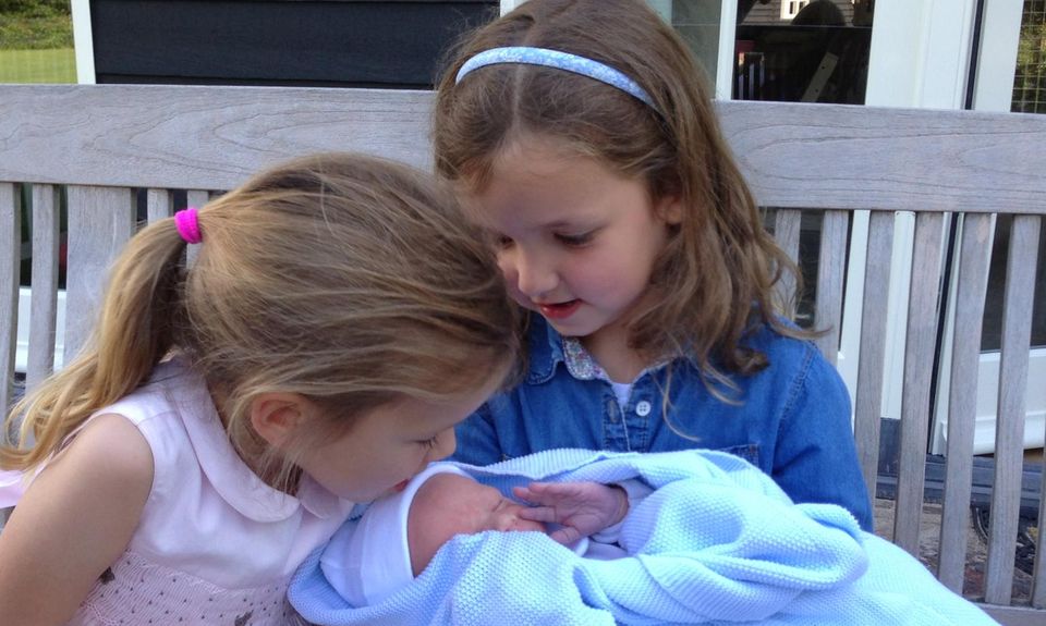Prinz Floris + Prinzessin Aimée: Auf diesem vom stolzen Papa selbst geschossenen Bild ist der kleine Jan Willem noch am Tag seiner Geburt in den Armen seiner Schwestern Magali und Eliane zu sehen. Auf diesem vom stolzen Papa selbst geschossenen Bild ist der kleine Jan Willem noch am Tag seiner Geburt in den Armen seiner Schwestern Magali und Eliane zu sehen.