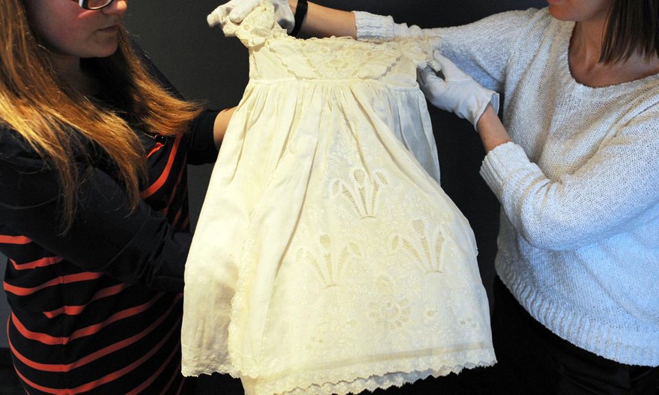 Dem spätere Edward VII. gehörte dieses Kleid, das - wie viele seiner Schuhe - in der bis Oktober laufenden Ausstellung im "Museum of London" zu sehen ist.