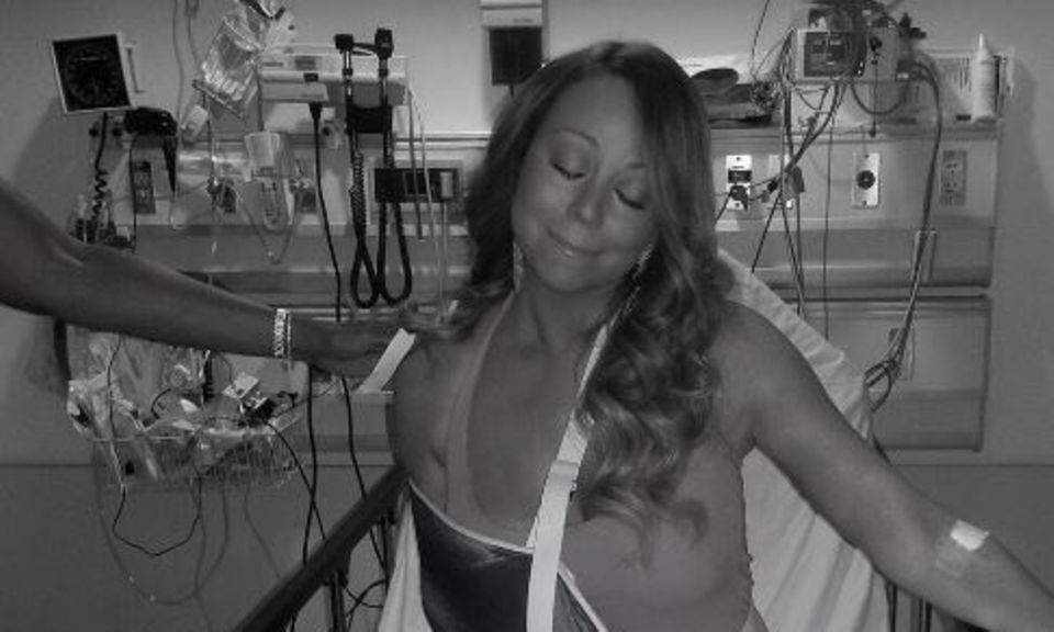 Mariah Carey: Dieses Foto von sich im Krankenbett postete Mariah Carey nach dem Unfall auf Twitter. Die nächsten Wochen muss sie eine Armschlinge tragen, schrieb sie unter dem Bild. Mariah Carey renkte sich nach einem Sturz mit ihren ultra-hohen High Heels die Schulter aus und musste ins Krankenhaus eingeliefert werden. Dieses Foto postet sie nach dem Unfall auf Twitter.