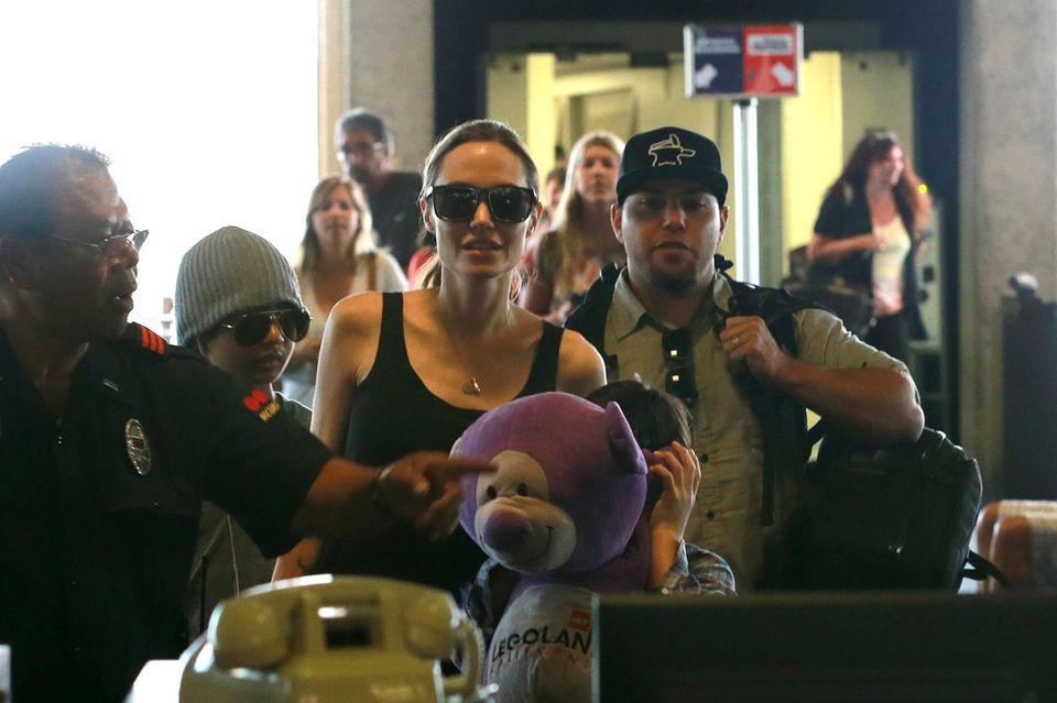 Angelina Jolie: Angelina Jolie mit Maddox und Pax am Flughafen von Honolulu. Angelina Jolie mit Maddox und Pax am Flughafen von Honolulu.