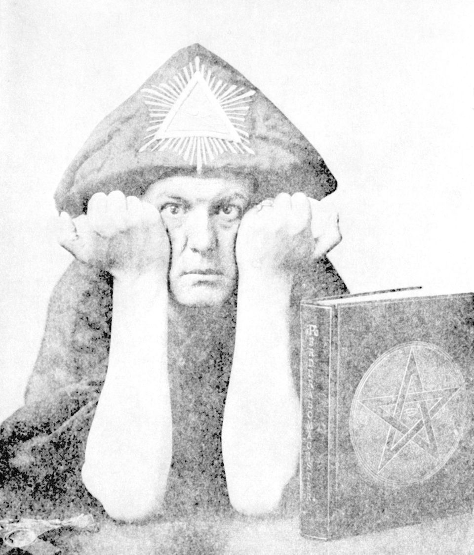 Stars + O.T.O.: Der britische Okkultist leitete neben dem O.T.O. diverse andere Geheimbünde, nahm harte Drogen, frönte tantrischen Ritualen mit beiden Geschlechtern. Zu Lebzeiten (1875 - 1947) verteufelt, beeinflusst er bis heute die Popkultur. Der britische Okkultist leitete neben dem O.T.O. diverse andere Geheimbünde, nahm harte Drogen, frönte tantrischen Ritualen mit beiden Geschlechtern. Zu Lebzeiten (1875 - 1947) verteufelt, beeinflusst er bis heute die Popkultur.